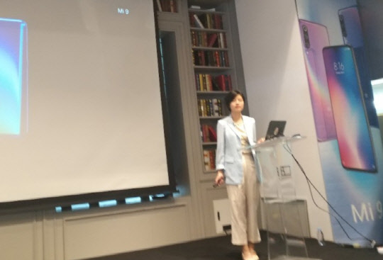 14일 오전 서울 강남구 아남타워빌딩에서 열린 플래그십 스마트폰 '미9' 출시 언론 브리핑에서 버지니아 쉬 샤오미 글로벌 커뮤니케이션 매니저가 제품 설명을 하고 있다. 김은지 기자